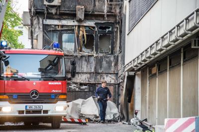 Waiblingen: Containerbrand greift auf Gebaeude ueber - Klinik und Geschaeftshaus betroffen - mehrere Verletzte